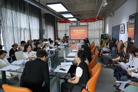 重慶女性文化促進(jìn)會(huì)第二屆會(huì)員大會(huì)舉行 著名服裝設(shè)計(jì)師梁明玉連任會(huì)長(zhǎng)